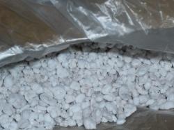 ca. 2,6-2,8 l Perlite ca. 2,6-2,8 l Perlite