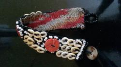 sommerliches Armband mit Muscheln, Korallen und Perlen sommerliches Armband mit Muscheln, Korallen und Perlen