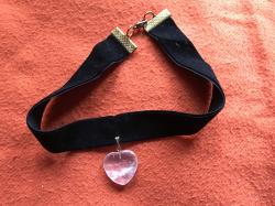 Choker, schwarz mit Rosenquarzherz Choker, schwarz mit Rosenquarzherz