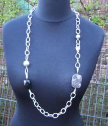 Lange Kette Vintage mit Kugeln und 2 Kunststeinen Lange Kette Vintage mit Kugeln und 2 Kunststeinen